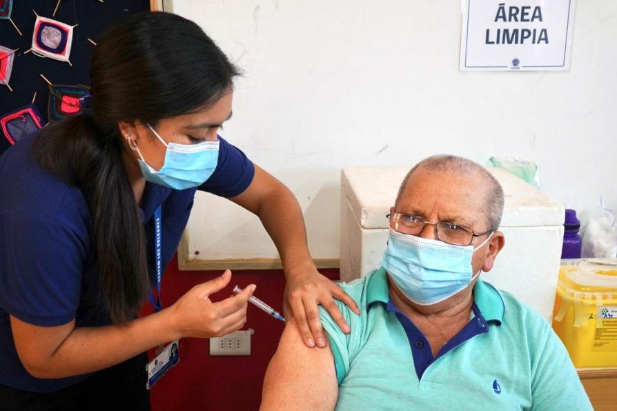 Vacunación de refuerzo en próximas 2 semanas contempla 46 mil personas en Ñuble