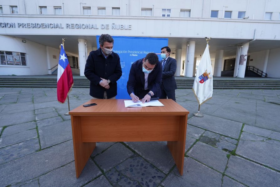Delegado Presidencial firma alzamiento del terreno del Grupo Escolar para el Centro Teletón y Oncológico