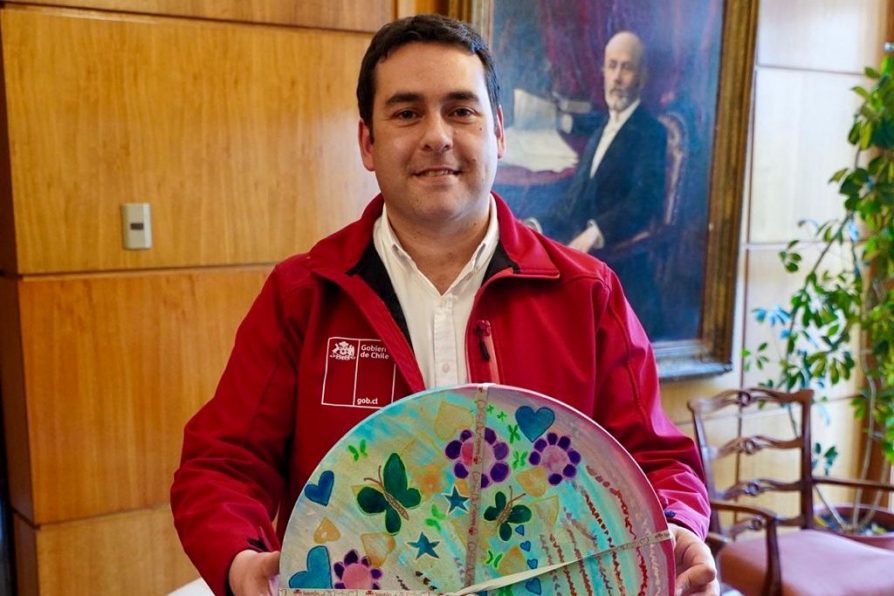 Delegado Cristóbal Jardua recibe carta y obsequio de agradecimiento por parte de Teletón