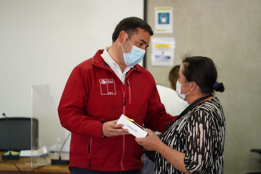 30 vecinos de Pinto reciben smartphones para reducir la brecha digital que existe en la comuna