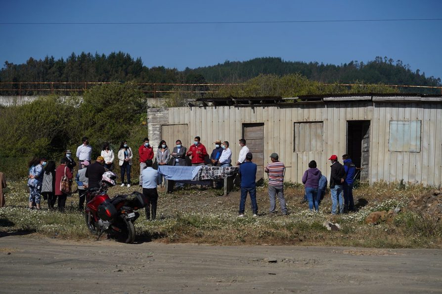 Habitantes de Taucú recibieron terreno fiscal para desarrollar el turismo y los emprendimientos de las mujeres de la localidad en Cobquecura