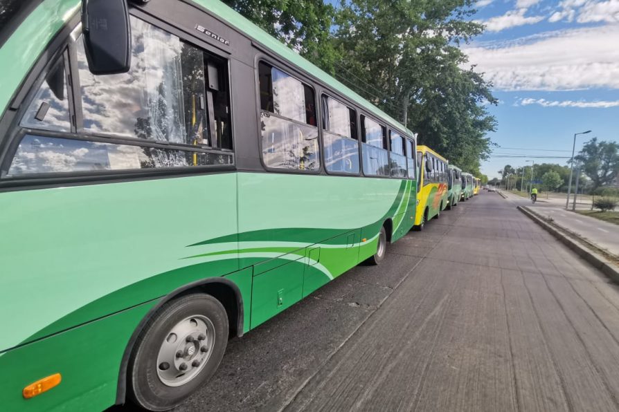 Delegado y seremi coordinan con gremios refuerzo de servicios de transporte público para la segunda vuelta