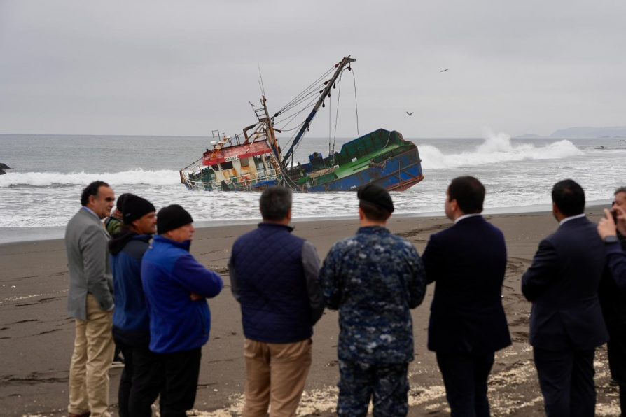 Comienzan los trabajos para el retiro de residuos pesqueros de embarcación encallada en caleta Taucú