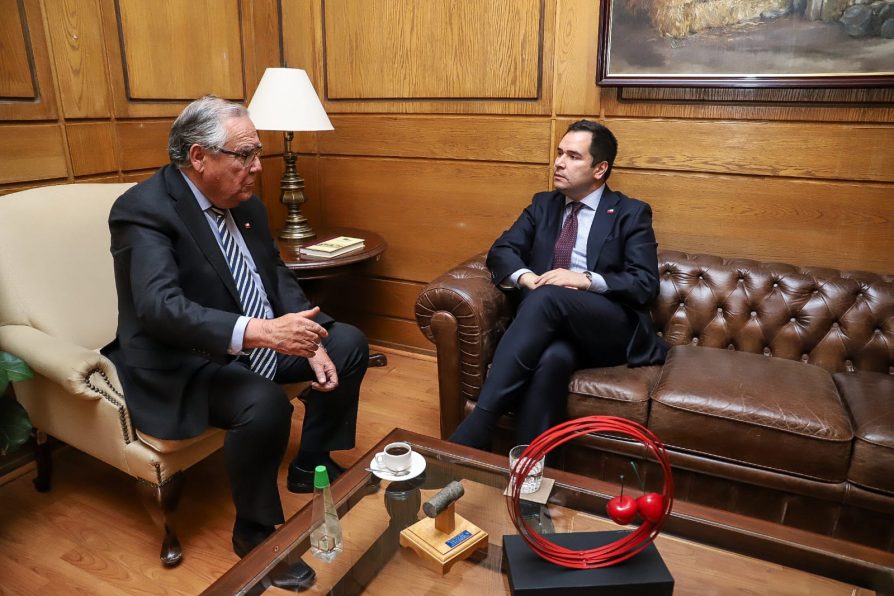 Delegado Presidencial se reúne con Ministro de Agricultura para abordar situación del sector remolachero en Ñuble