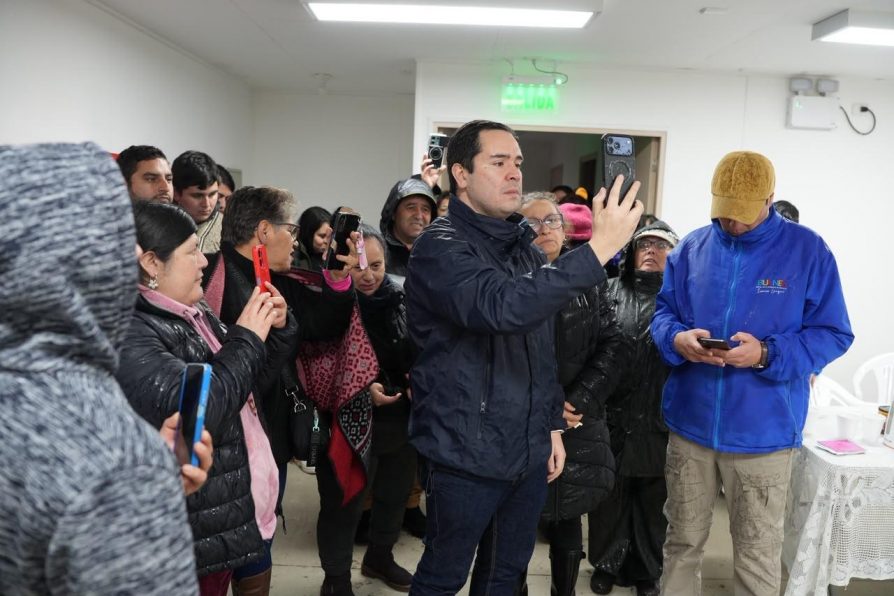 Delegado Presidencial y vecinos de Villa Santa Fe abordan con Ministro Poduje deficiencias en viviendas de Bulnes