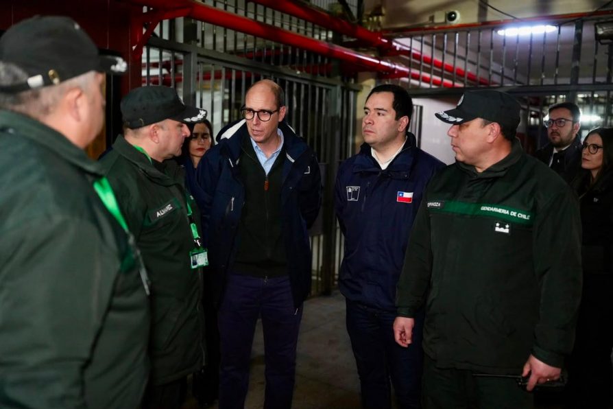 Ministro Arrau supervisó allanamiento en el Centro de Cumplimiento Penitenciario de Chillán para reforzar el combate al crimen organizado