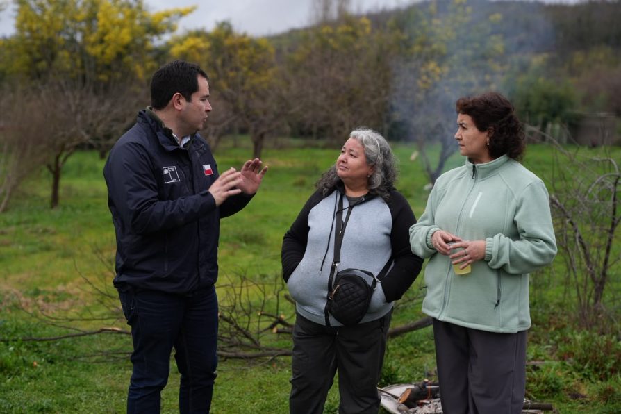Autoridades coordinan obras de protección y ayudas para familia afectada en el estero Coyanco